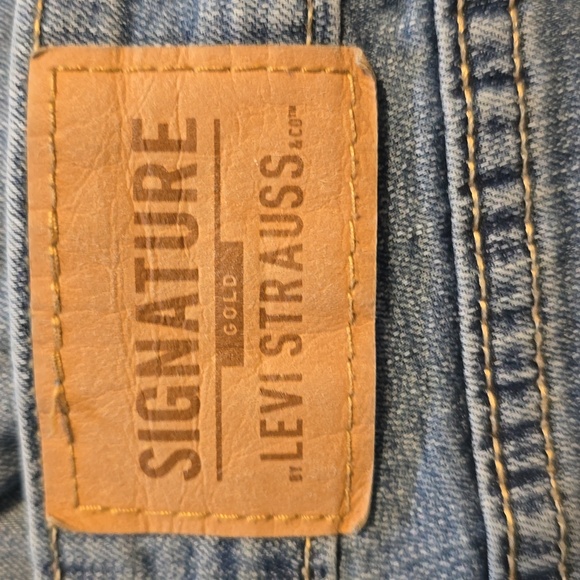 Levi Signature Blue Ankle Cropped Jeans with Distressed Details Size 8 (Womens) - Picture 5 of 6